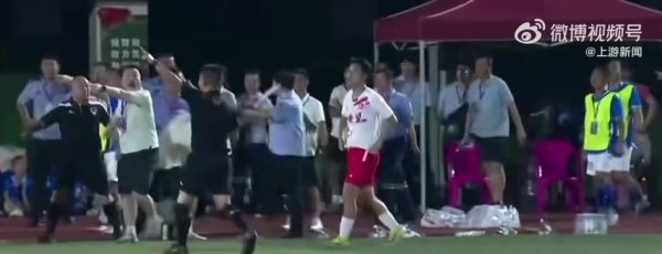 娄底一球员进球后寻衅被对方助教击倒，当地足协：将对打东谈主者追罚