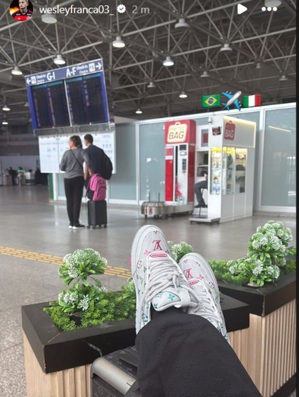 启程飞往罗马！行将加盟罗马的弗拉门戈右后卫韦斯利晒机场照
