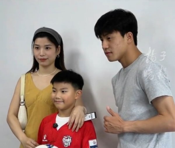 球场啜泣的盐城小球迷获赠签名球衣和足球，暴露新生笑脸