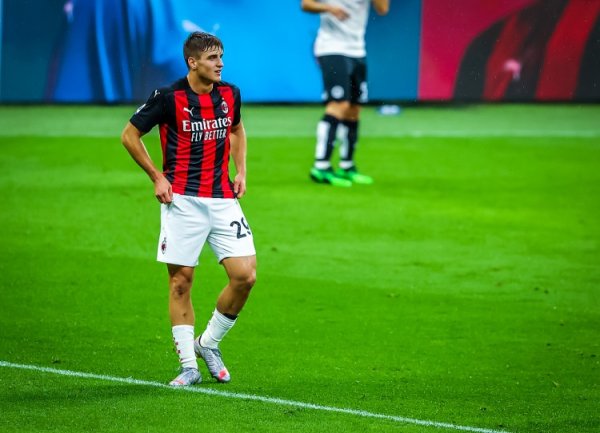 记者：租出+强制买断条件，热那亚加速道判引进米兰前卫科隆博