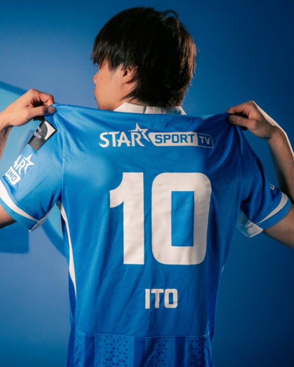 官方：32岁日本国脚伊东纯也重返亨克效劳，身披10号球衣