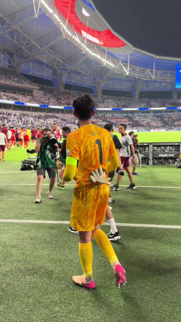 炸药味还在不竭！德比赛后武磊遇到骂声，掏入手机拍下这一幕