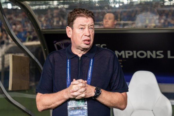 记者谈申花首发：斯卢茨基终于又改回了熟识的中场站位