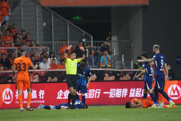 因在比赛中被冲撞头部后出现局促晕眩，张祥硕已送往病院查验