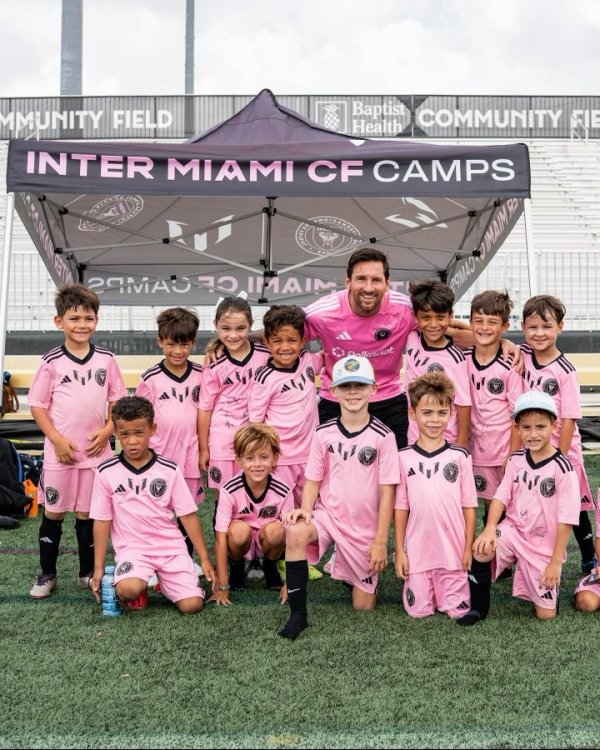 亲和力！梅西出席迈阿密海外青训学院活动，为孩子们签名并合影