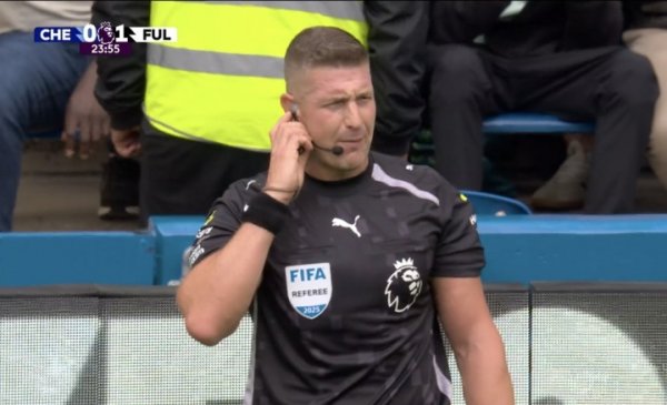 主裁判现场判点原话：经核查，塞塞尼翁伸展双臂使躯壳不当然扩大