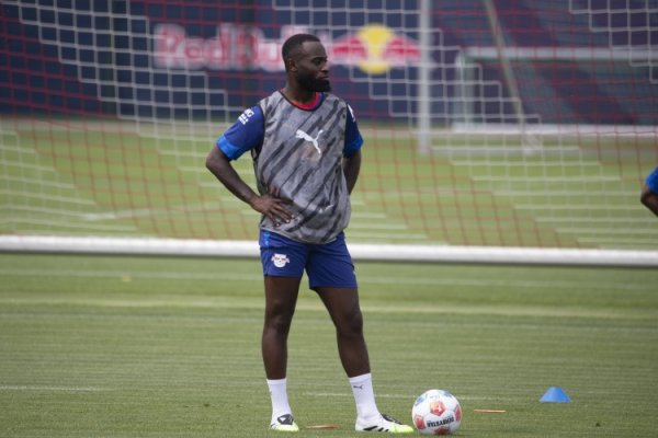 记者：马赛正与莱比锡后卫海特勒伊达商量