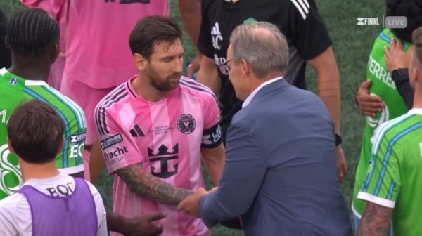 和为贵🤝梅西输球后未参与突破，与敌手主帅球员友好合手手换取