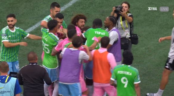 大限制封闭！迈阿密球员和对方球员、教训组发生封闭，拳脚相向！