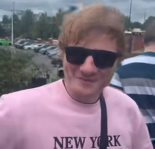 邮报：球迷假扮成歌手黄雇主混入老特拉福德看拍子摄，随后被看透