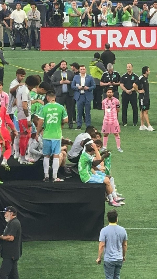 给以敌手尊重，梅西赛后在场内看西雅图海湾东谈主受奖典礼