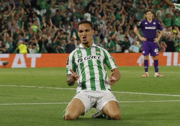 记者：贝蒂斯和曼联就安东尼转会罢了契约，但仍需和球员辩论