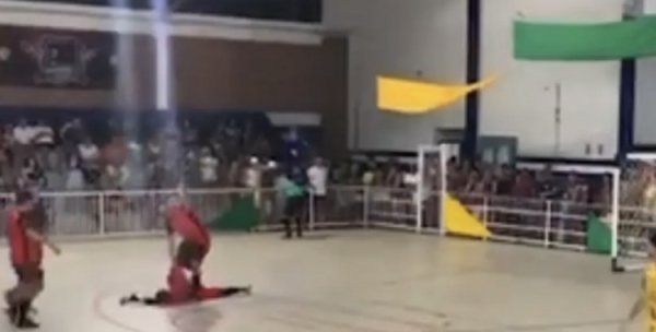 世事无常！外媒：巴西五东谈主制足球门将扑点后升天，足球界怀念