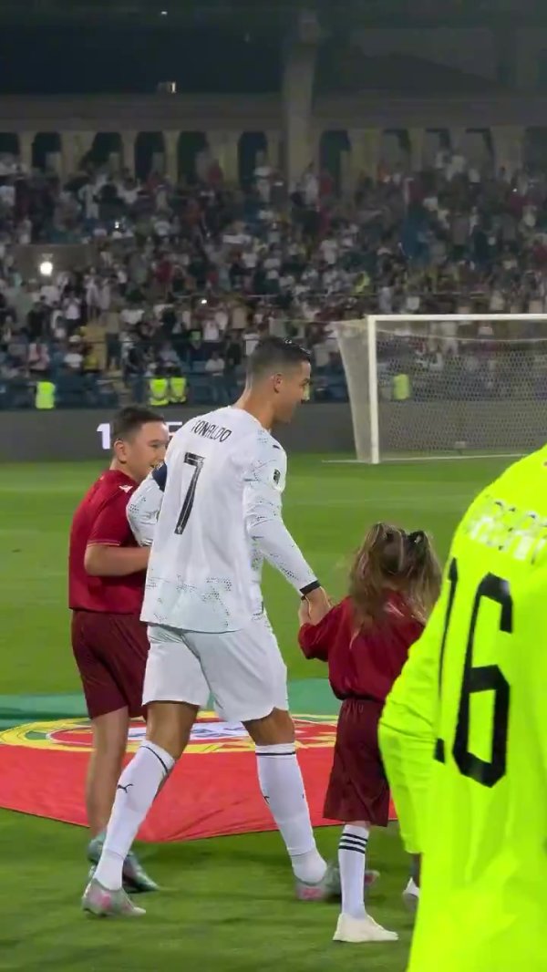 可儿😝C罗入场时指挥的2名小球童：一位泪流不啻，一位SIUUUU！