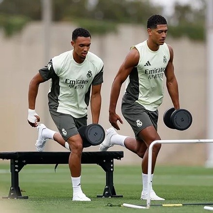 可算比及你了！贝林厄姆规复观察，与阿诺德同框