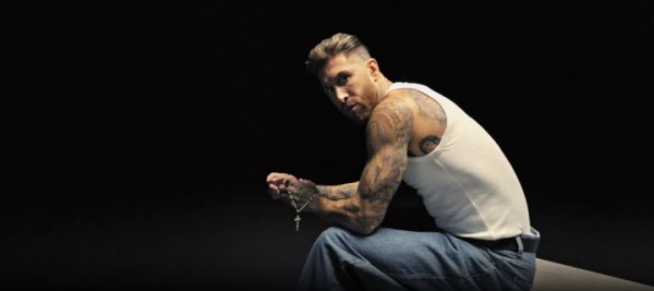 宛转下次别唱了😅评论员：拉莫斯新歌太从邡，放球场上该吃红牌