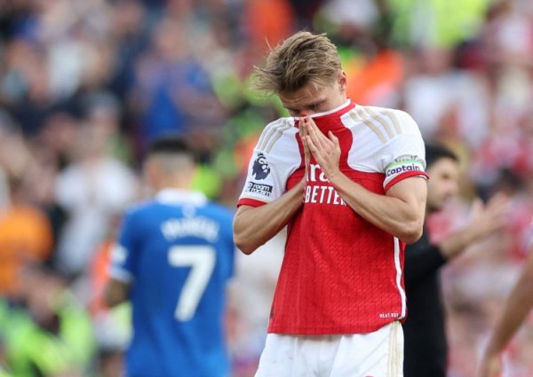 伤没好透？厄德高第2轮就因右肩受伤被换下，尔后仍出战了3场比赛