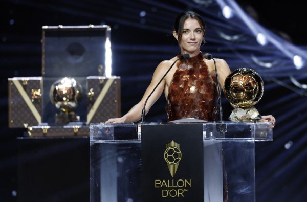 聚拢三次夺女足金球奖！西媒先容邦马蒂慑服：丽都！棕色亮片掩饰