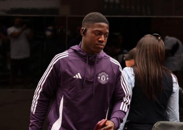 太阳报：曼联在帮梅努检会6号位妙技，阿莫林很心爱他