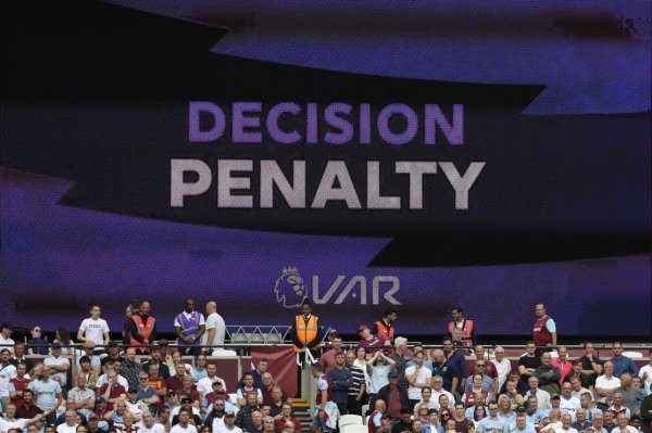 邮报：英国裁判机构向英超各队进行路演，展示VAR运作方法