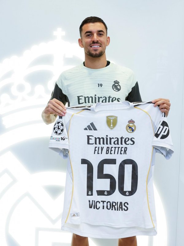 里程碑！塞巴略斯获赠皇马生计150胜记念球衣