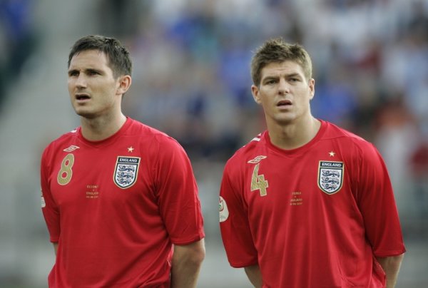 邮报：英格兰队畴前派别之争尤为严重，利物浦曼联球员分桌吃饭