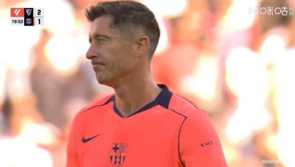 缺憾啊！慢镜头看莱万点球径直踢偏，随后他的神气超越无奈