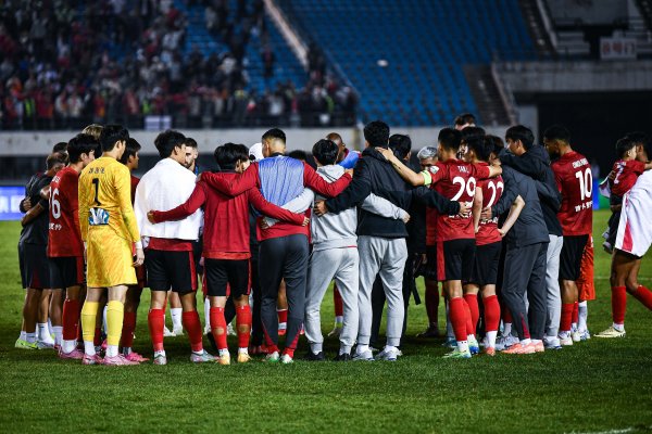 讼师张冰：有牙东谈主坚称亚泰必保级 亚泰照实颇受足协相配地关怀