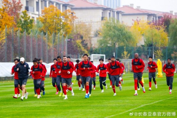 长春气温骤降 亚泰将士教师真贵不减