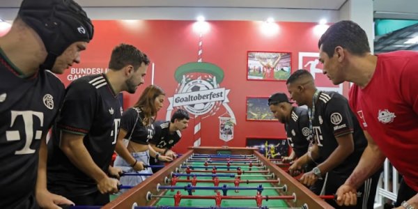 拜仁进入巴西啤酒节行为，卢西奥到场和球迷亲切互动并签名