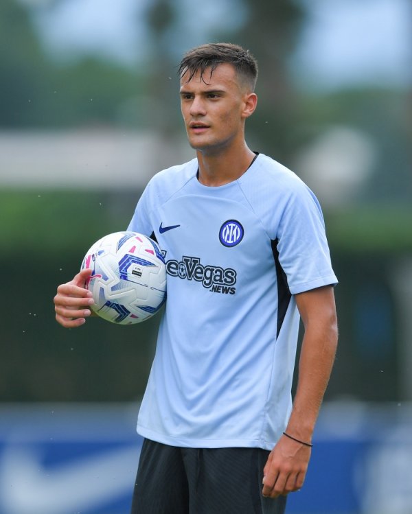 记者：国米正关爱小将斯坦科维奇，球队有回购要求及转会分红