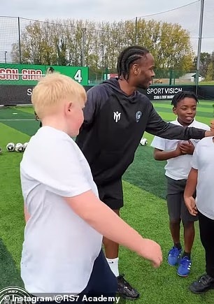 无球可踢！斯特林近日带小学生进行足球考试，已被舍弃出蓝军计较