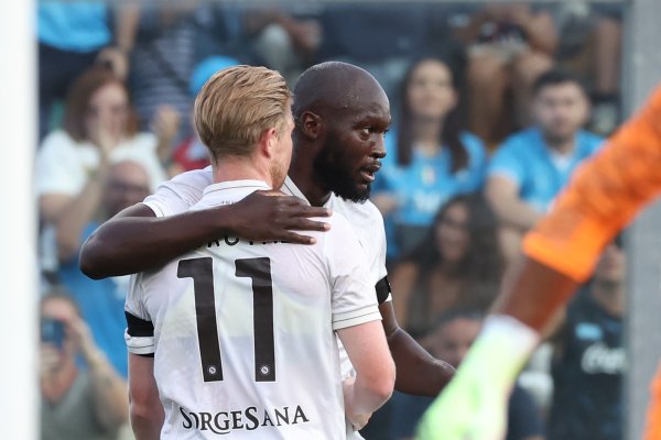 难兄难弟😭卢卡库季前赛射门拉伤左腿，现丁丁又因射门拉伤右腿