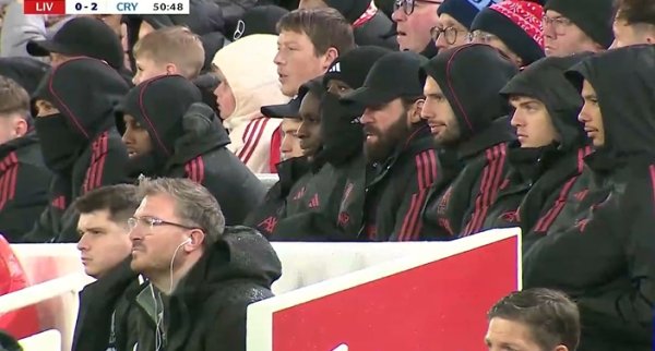 利物浦2球落伍，一众主力雨中看台戴帽不雅战