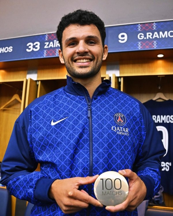 补时绝杀！贡萨洛-拉莫斯获赠巴黎百场里程碑牵挂徽章