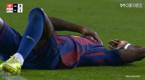 拉什福德破损中与对方球员相撞不幸倒地，裁判莫得暗示