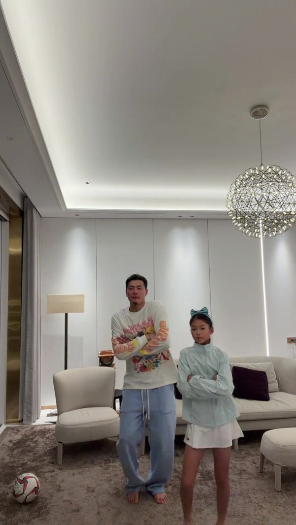 王大雷晒与儿子舞蹈视频，韦世豪指摘：有点卡哇伊了