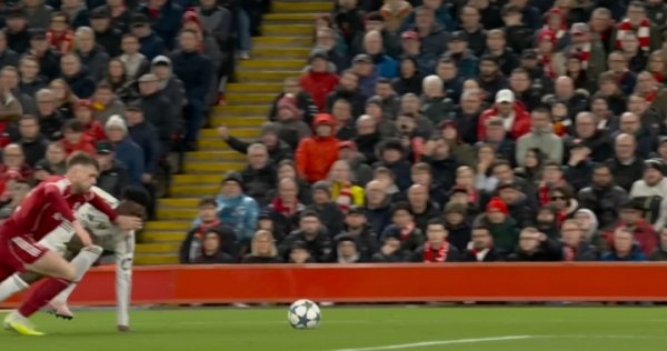 维尼修斯禁区倒地+抗议面部被打，裁判未作示意