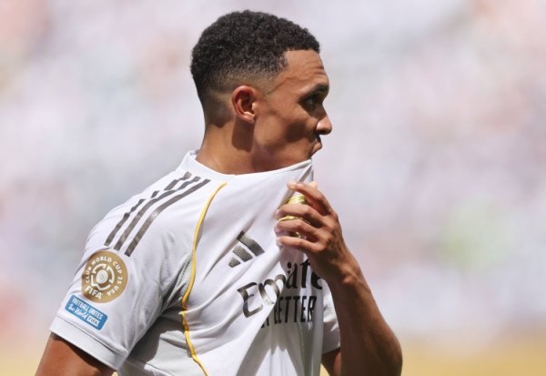 电讯报批驳：阿诺德到底所犯何罪？他不该在安菲尔德受此奸险对待