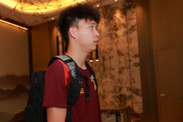 潘伟力：王钰栋签经纪公司是足协股东，冬天留洋时机不是卓绝好