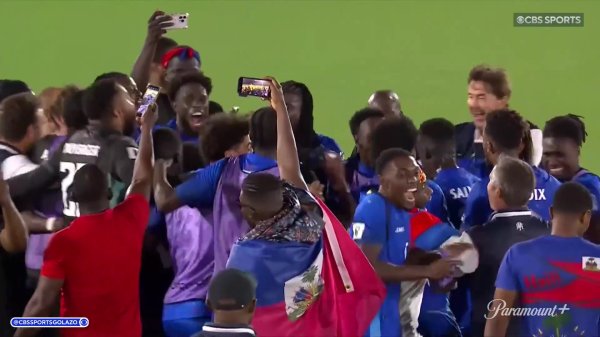 等了半个多世纪！海地球员赛后围一齐恭候细目晋级，随后狂欢庆祝