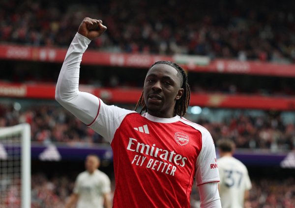 北伦敦德比演出帽子戏法，埃泽成阿森纳队史第3位有如斯豪举球员