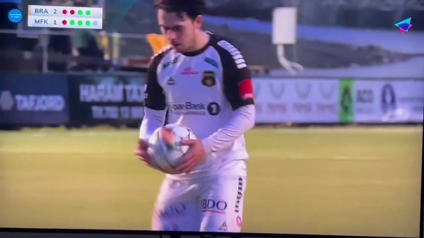 突围上了😅？挪甲门将为阻碍点球，助跑爆射将敌手摆好的球踢飞